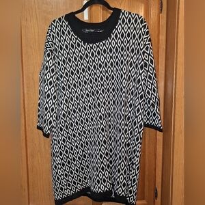 A Charlie Paige back and white geometric design tunic/ Midi t-shirt dres…